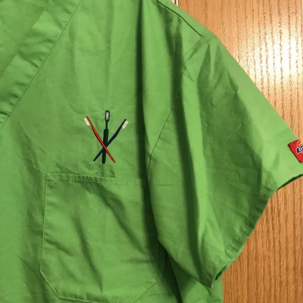 Dickies Large dental scrubs top. Green V neck with tooth brush embroidery - Picture 4 of 10